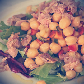 Tuna chickpeas and red pepper salad